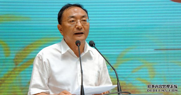 李昌平参观“走进美丽新村”摄影展