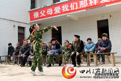 纳溪区龙车镇：小小“雷锋”敬老院里留欢笑