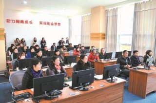 返乡人员正在参加创业培训