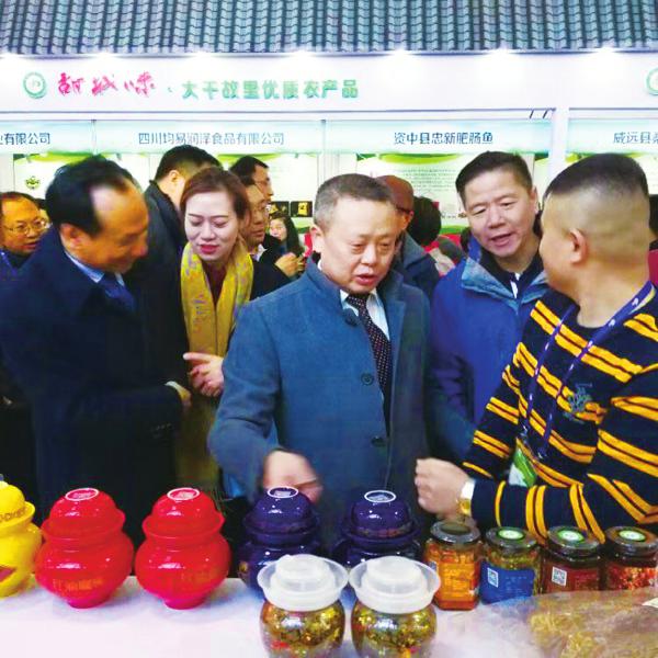 黎兆武(左二)调研甜城味特色农产品