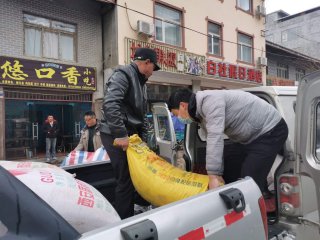 驻村工作队在帮忙搬运引进的青稞种子