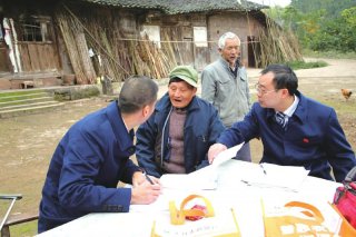 大竹农商银行党委书记罗勇(右一)在石子镇民主村调研