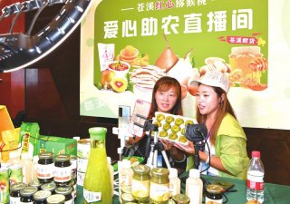 苍溪电商主播为苍溪农特产品直播带货