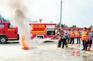 回龙镇政府专职消防中队队员向萝卜山村消防志愿者手把手地传授灭火技能。资料图片(彭杰 摄)